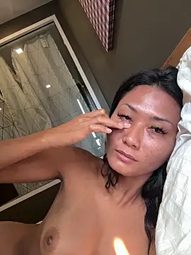 Thai-dreamgirl pussy play